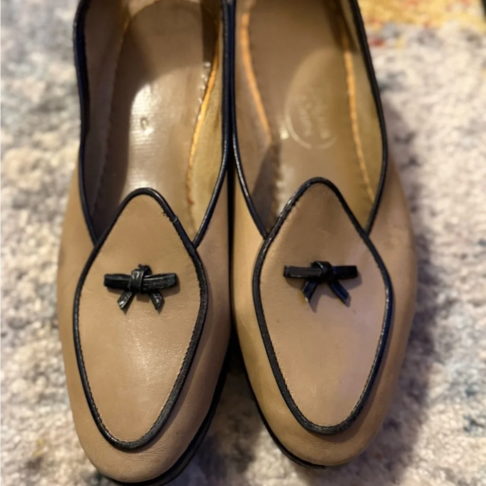 Chic Tan Loafers Travelette with Black Bow Accent Belgian Shoes - Picture 1 of 3